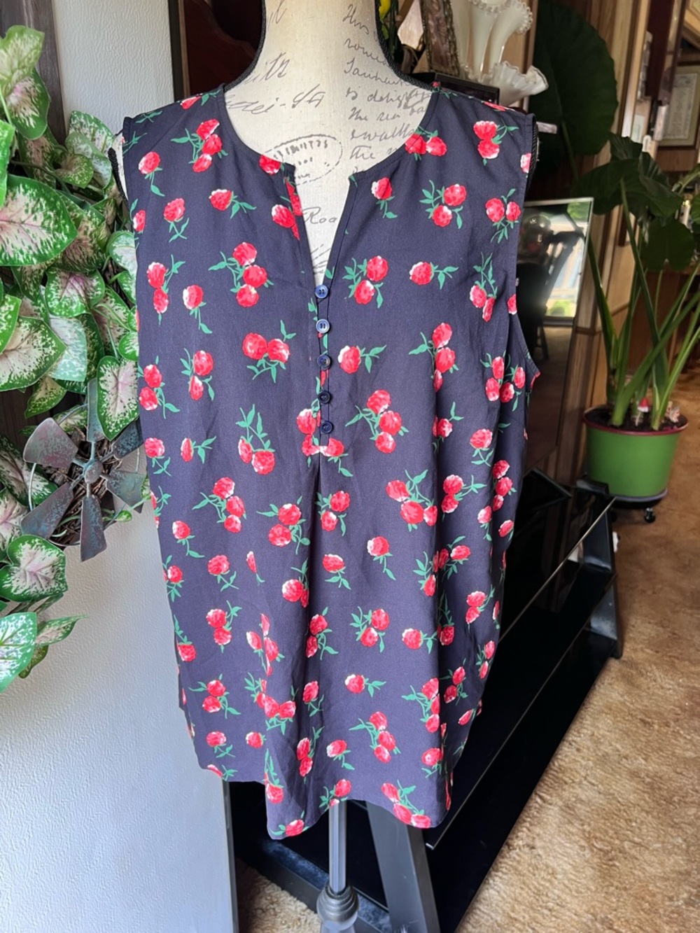 Talbots Floral Raspberry Sleeveless
Blouse Top Size XL.